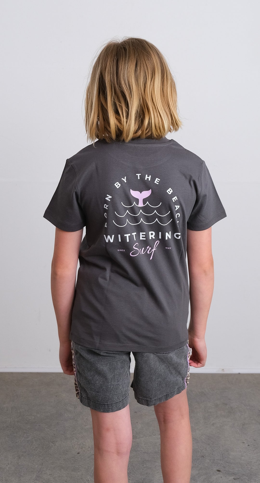 KIDS BORN BY THE BEACH T-SHIRT - ANTHRACITE - Pink &amp; White Design