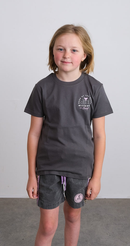 KIDS BORN BY THE BEACH T-SHIRT - ANTHRACITE - Pink &amp; White Design